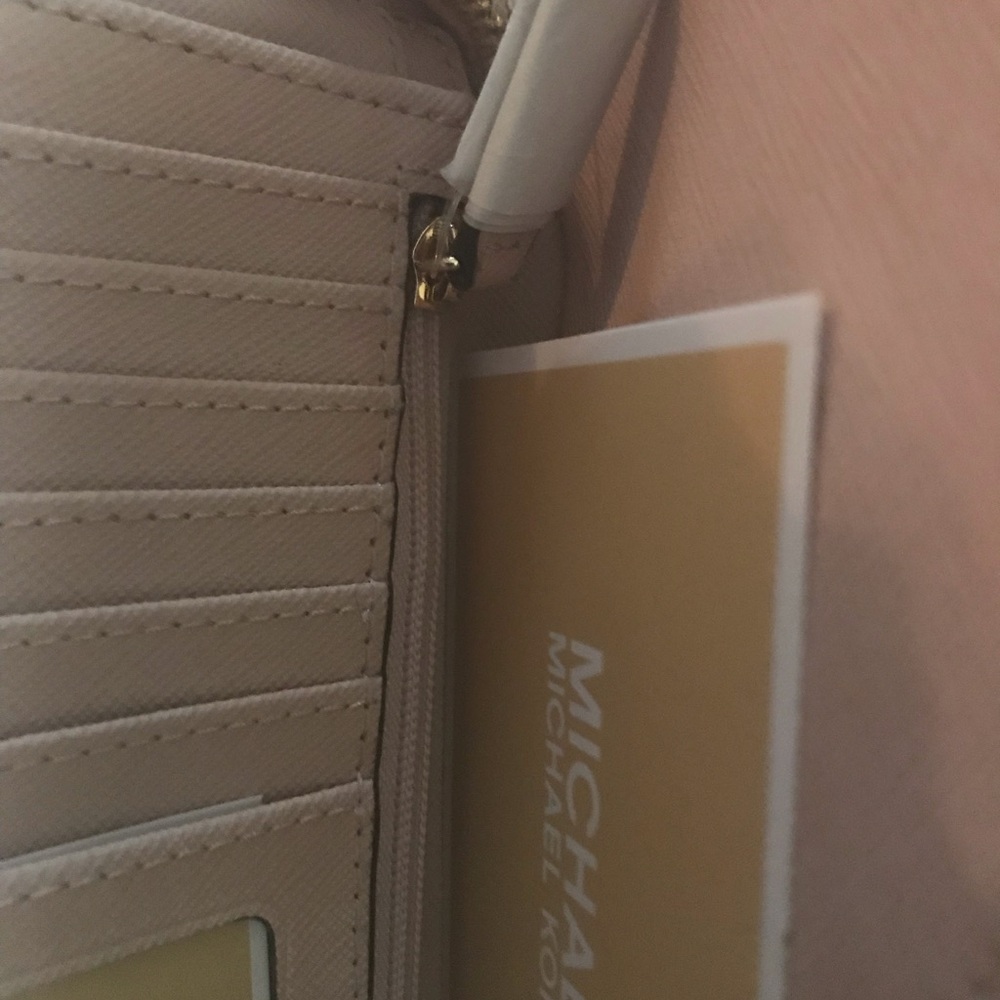 Michael Kors ❤️SOLD❤️ - Picture 6 of 8